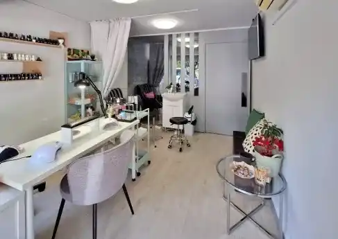 Brush Beauty Bar — фотографија од имотот