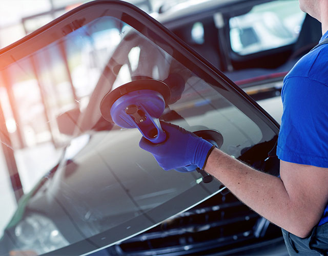 Imagine ilustrativă: montaj mobil de geam auto