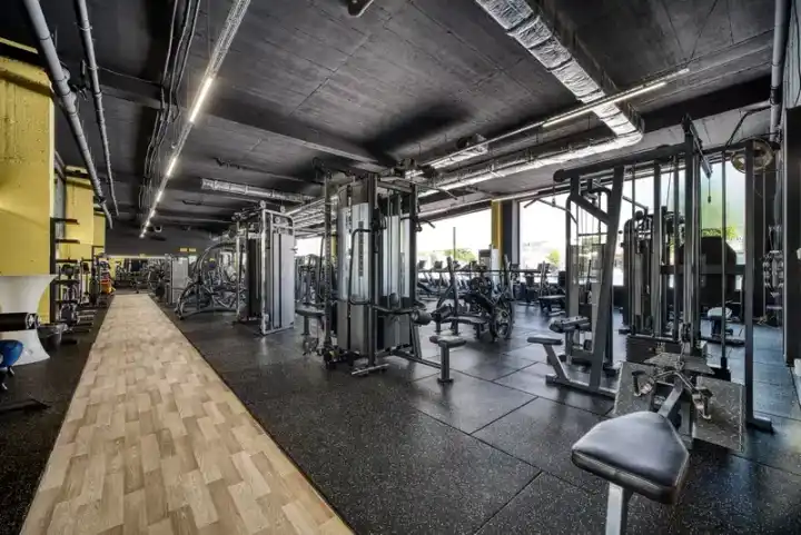 Öffentliches Bild — A - Gym