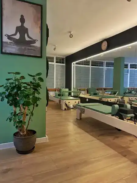 Öffentliches Bild — Pilates Reformer Room