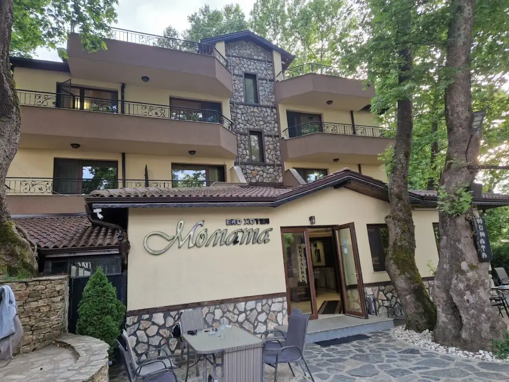 Momata hotel building, Kolarovo